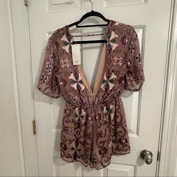 BNWT TOBI Effie Plunging Romper in Mauve - Picture 7 of 7